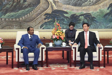 كبير المشرعين الصينيين يجتمع مع رئيس الكاميرون