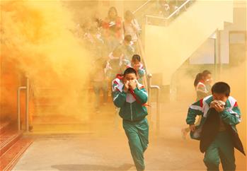 تدريبات على مواجهة الحرائق في مدرسة بشمالي الصين