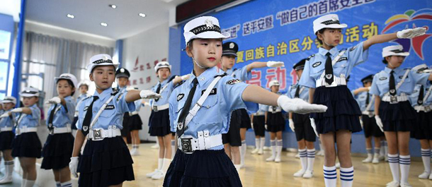 طلاب يرتدون أزياء رجال الشرطة في مدرسة ابتدائية في نينغشيا الصينية