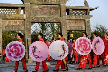 معرض الأزياء الصينية التقليدية"تشيباو" في مدينة قديمة لمقاطعة شنشي
