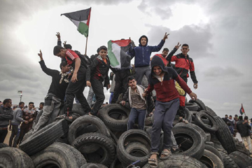 تحقيق: إطارات ومرايا ..وسائل فلسطينية مبتكرة لمواجهة الجيش الإسرائيلي الجمعة في غزة