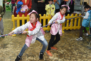 أطفال يشاركون في الفعاليات التقليدية بمدينة هانغتشو أثناء يوم "تشينغمينغ"