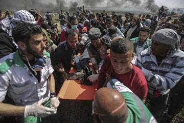 تحقيق: الفلسطينيون يواصلون بصمود "مسيرات العودة" على حدود غزة رغم وقوع قتلى وجرحى