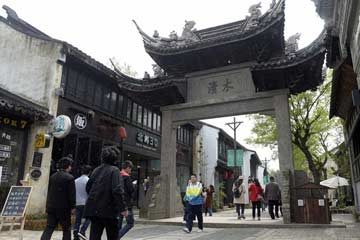 مدينة مودو القديمة في سوتشو تجذب السياح أثناء عطلة "تشينغمينغ"