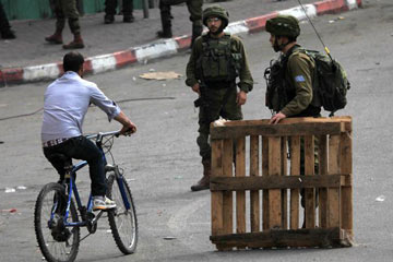 الضفة الغربية تشهد مواجهات بين متظاهرين فلسطينيين وجنود إسرائيليين