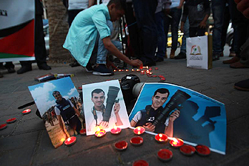 وقفة بالشموع في نابلس احتجاجًا على مقتل صحفي فلسطيني