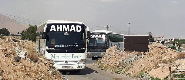 تقرير اخباري: وصول أول حافلة تنقل مسلحين ومعتقلين لدى جيش الإسلام إلى معبر الوافدين 
تمهيدا لنقلهم إلى الشمال السوري