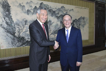 نائب الرئيس الصيني يلتقي برئيس وزراء سنغافورة لتعزيز العلاقات