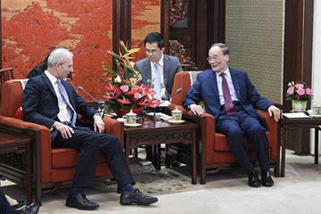 نائب الرئيس الصيني يلتقي بوفد بريطاني
