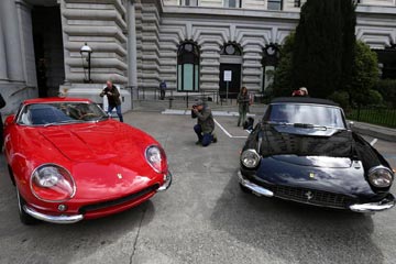 عرض السيارات الكلاسيكية قبل المسابقة في سان فرانسيسكو