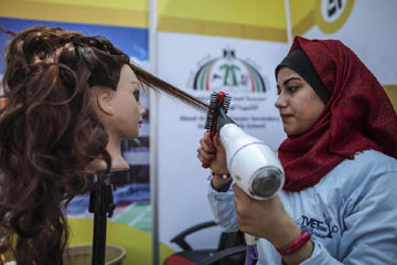 طالبات فلسطينيات يشاركن في معرض لتصفيف الشعر في غزة