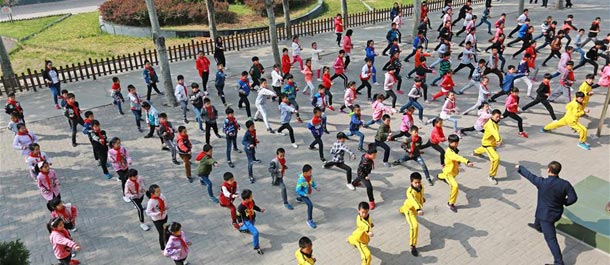 تلاميذ يتعلمون فنون رياضة "ووشو" في مدرسة ابتدائية بمدينة شيجياتشوانغ
