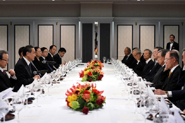 عضو مجلس الدولة الصيني وانغ يي يلتقي ممثلي منظمات الصداقة اليابانية-الصينية