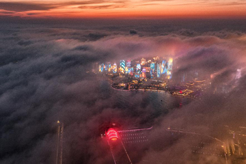 مشهد جوي للضباب يخيم فوق مدينة شمالي الصين
