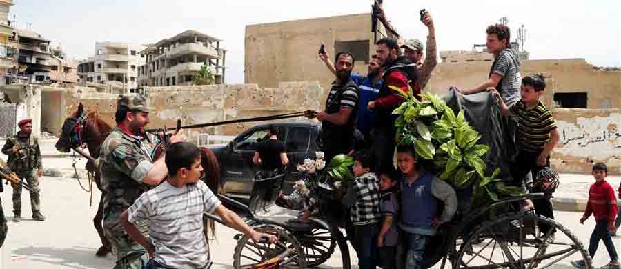 السوريون يستخدمون الخيول للتنقل بعد انهيار شوارع الدوما