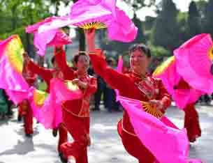 فريق رقصة اليانغقو بجانب معبد الأوز البري