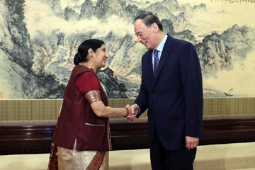 نائب الرئيس الصيني يلتقي بوزيرة الخارجية الهندية