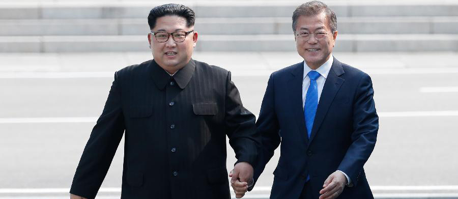 زعيما كوريا الجنوبية وكوريا الديمقراطية يزرعان شجرة أملا في تحقيق السلام والرخاء بشبه الجزيرة الكورية