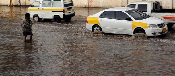أمطار غزيرة في صنعاء والسلطات تحذر المواطنين من فيضانات متوقعة