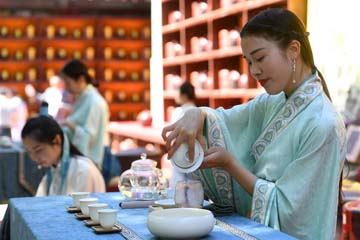 المهرجان الثقافي للشاي يختتم في حديقة باداتشو ببكين