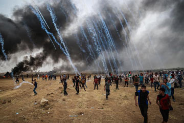 إصابة 350 فلسطينيا في المواجهات المستمرة مع الجيش الإسرائيلي شرق قطاع غزة