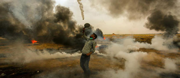 تقرير إخباري: أكثر من ألف مصاب فلسطيني في الجمعة السادسة من "مسيرات العودة" شرق غزة