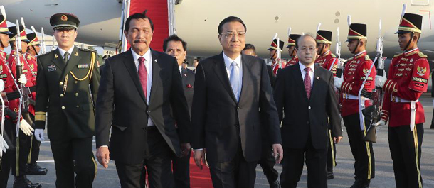 رئيس مجلس الدولة الصيني يصل إلى إندونيسيا في زيارة رسمية