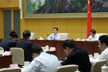 نائب رئيس مجلس الدولة الصيني يحث على تعزيز الإصلاح المؤسسي