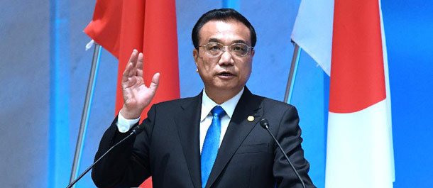 تقرير إخباري: رئيس مجلس الدولة الصيني يحث الصين واليابان وكوريا الجنوبية على حماية التجارة الحرة وتعزيز التعاون
