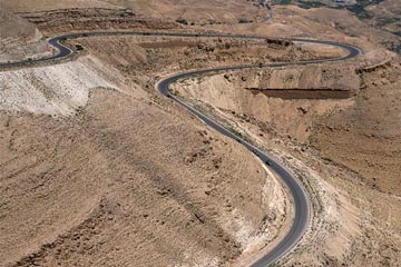 "طريق الملك السريع" إحدى أهم الطرق التجارية في الأردن