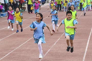 مهرجان الرياضة يعقد في إحدى المدارس الابتدائية بمقاطعة خبي