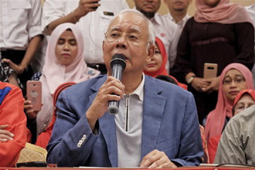 استقالة رئيس الوزراء الماليزي السابق من رئاسة الحزب