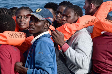 إنقاذ 334 مهاجرا غير شرعي قبالة السواحل الليبية