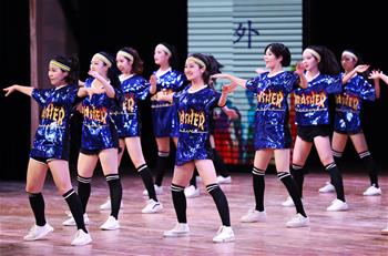 مسابقة رقص الصف في جامعة بمقاطعة سيتشوان