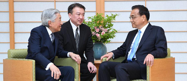 رئيس مجلس الدولة الصيني يلتقي امبراطور اليابان