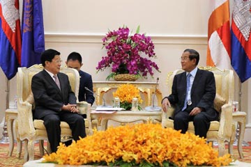 تقرير اخباري: وزير الأمن العام الصيني يلتقي رئيس الوزراء الكمبودي ونائبه