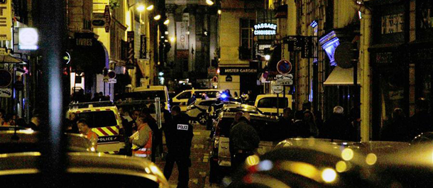 الشرطة: مقتل شخصين وإصابة 4 آخرين في هجوم طعن وسط باريس