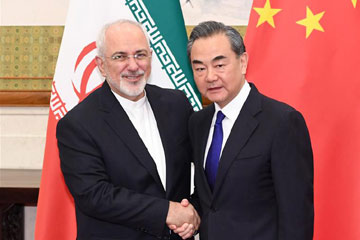 عضو مجلس الدولة الصيني  يلتقي وزير الخارجية الايراني في بكين