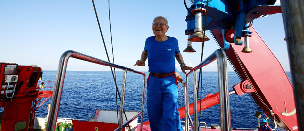 عالم صيني عمره 82 سنة يغوص في أعماق بحر الصين الجنوبي على متن غواصة محلية الصنع