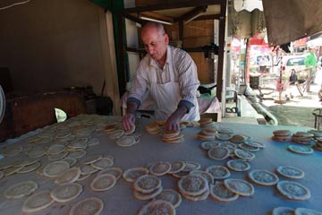 صناعة الحلوى التقليدية في الضفة الغربية خلال أول أيام رمضان