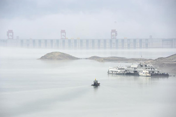 الضباب يخيم فوق منطقة سد المضائق الثلاثة في مقاطعة هوبى بوسط الصين