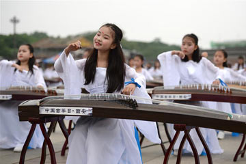 معرض آلات قوتشنغ الموسيقية وأزياء تشيباو يقام في مدينة شيآن
