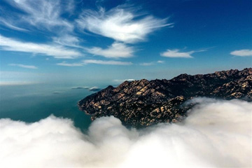 مناظر السحب فوق منطقة جبل لاوشان السياحية في تشينغداو بمقاطعة شاندونغ
