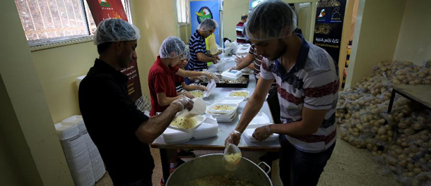 فلسطينيون يجهّزون وجبات إفطار مجانية في الضفة الغربية بمناسبة رمضان