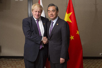 وزيرا خارجيتي الصين وبريطانيا يتعهدان بتعميق التعاون الثنائي