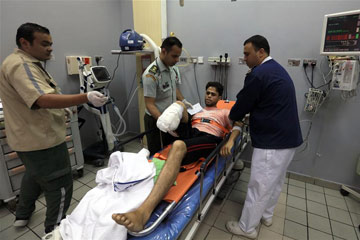 مواطن فلسطيني يتلقى الرعاية الطبية