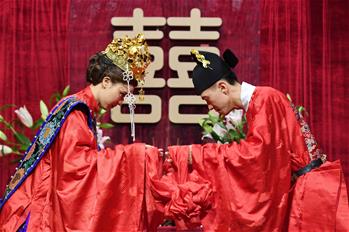 حفلة الزفاف في تايوان بملابس أسرة هان تعرض الثقافة التقليدية الصينية