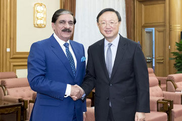 مسئول كبير بالحزب الشيوعى الصينى يجتمع مع مستشار الأمن الوطني الباكستاني