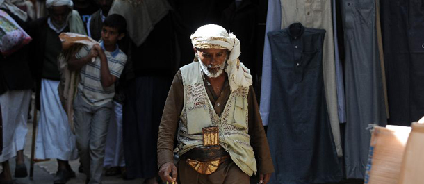 اليمنيون يعانون ظروف معيشة صعبة بسبب الحرب الدائرة
