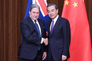 عضو مجلس الدولة ووزير الخارجية الصيني يلتقي بنائب رئيس وزراء نيوزيلندا
